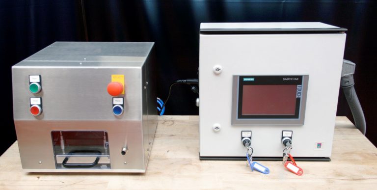 Laboratory device for bonding a display to a housing door in water analysis (2019)